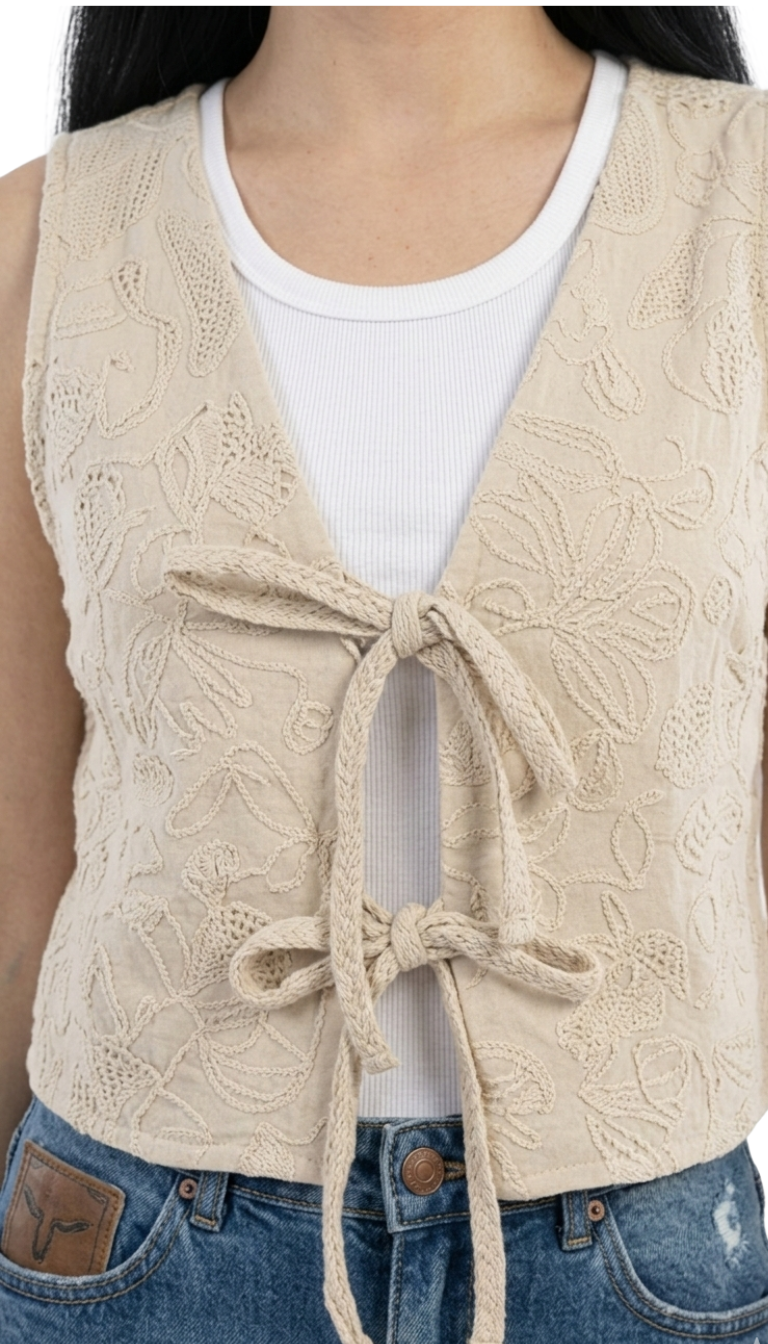 Chaleco beige con costuras decorativas y cierre de cordones al frente