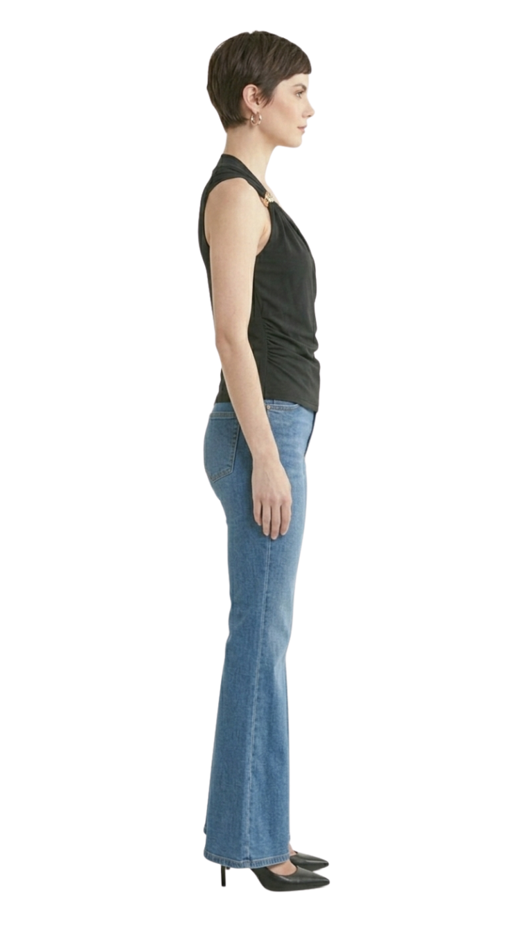 Blusa negra con escote en V, con metales decorativos en tirantes