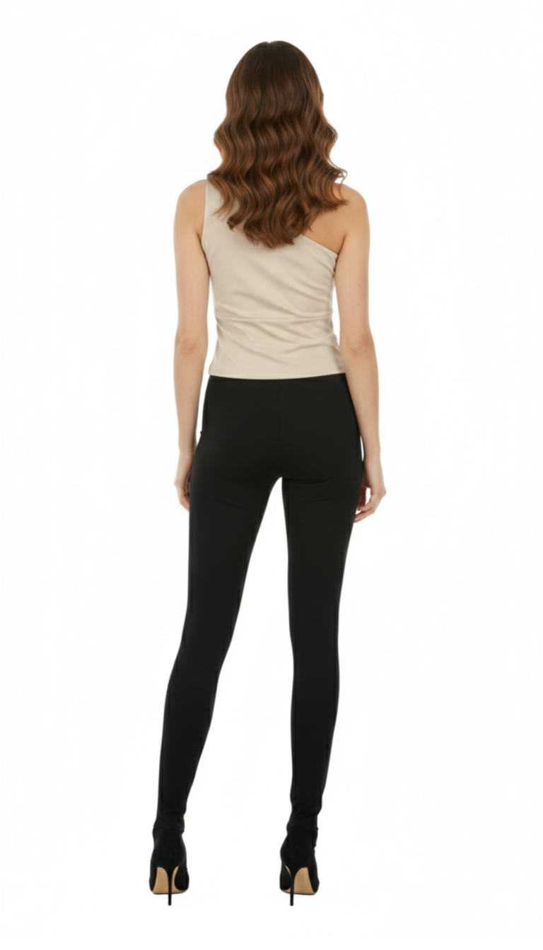 Blusa beige de un solo tirante con metal decorativo