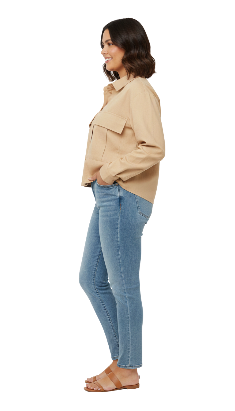 Blusa beige abotonada con bolsas al frente