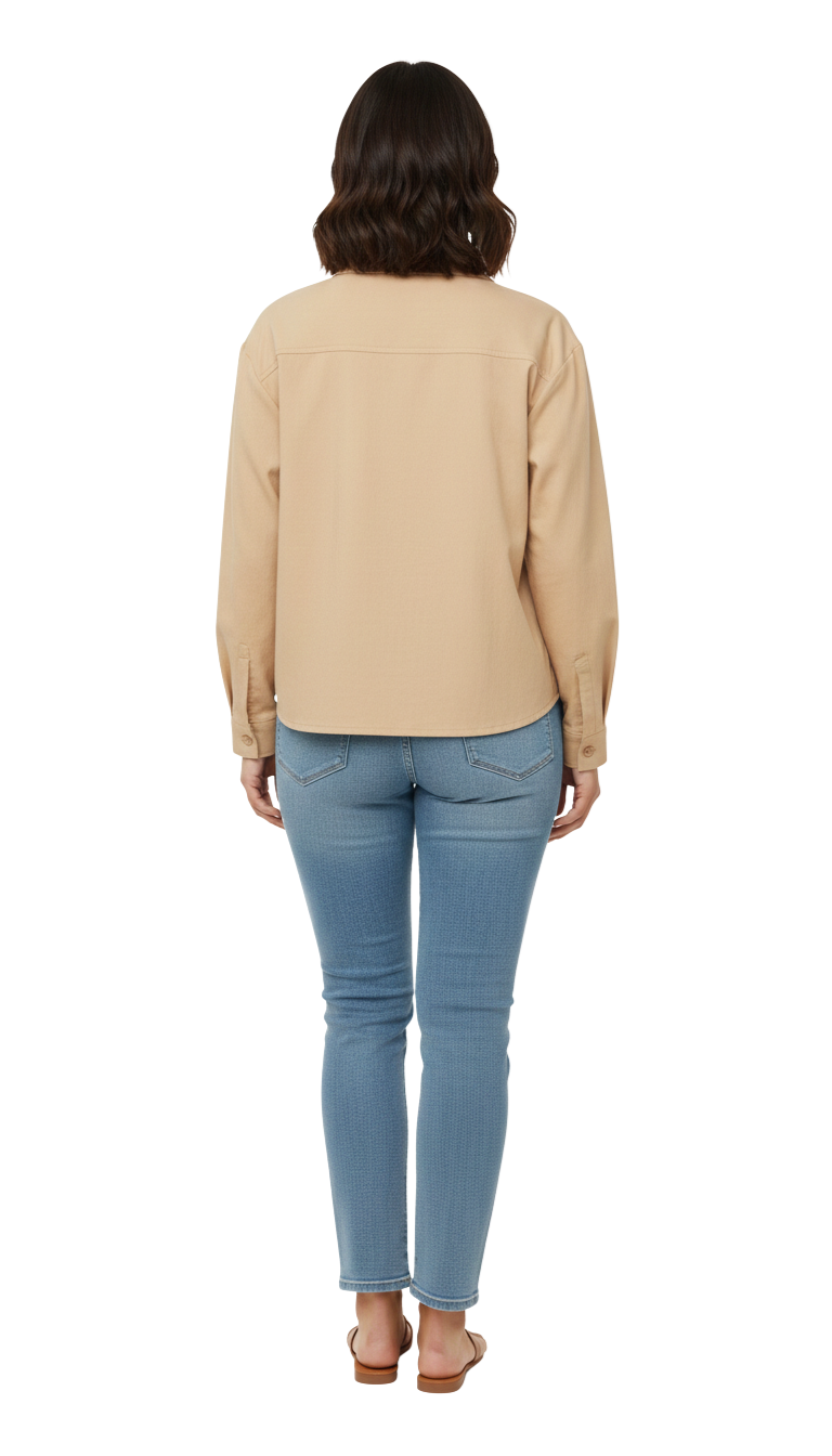 Blusa beige abotonada con bolsas al frente