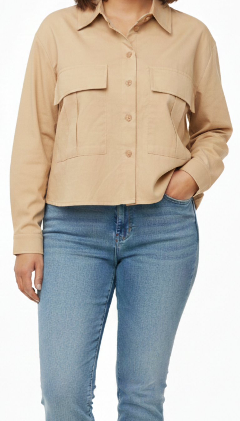 Blusa beige abotonada con bolsas al frente