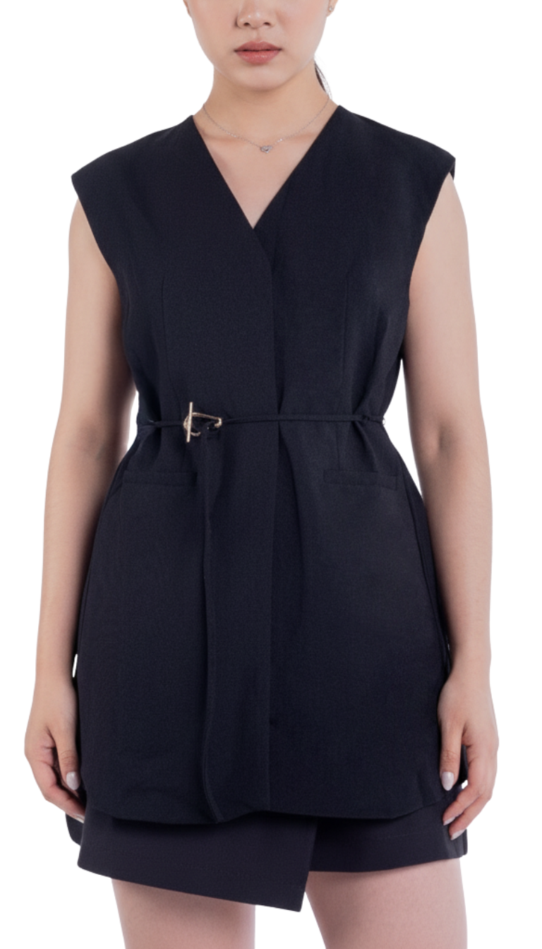 Chaleco negro con amarre lateral en forma de cinto