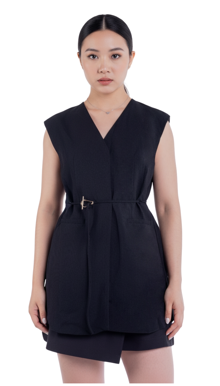 Chaleco negro con amarre lateral en forma de cinto