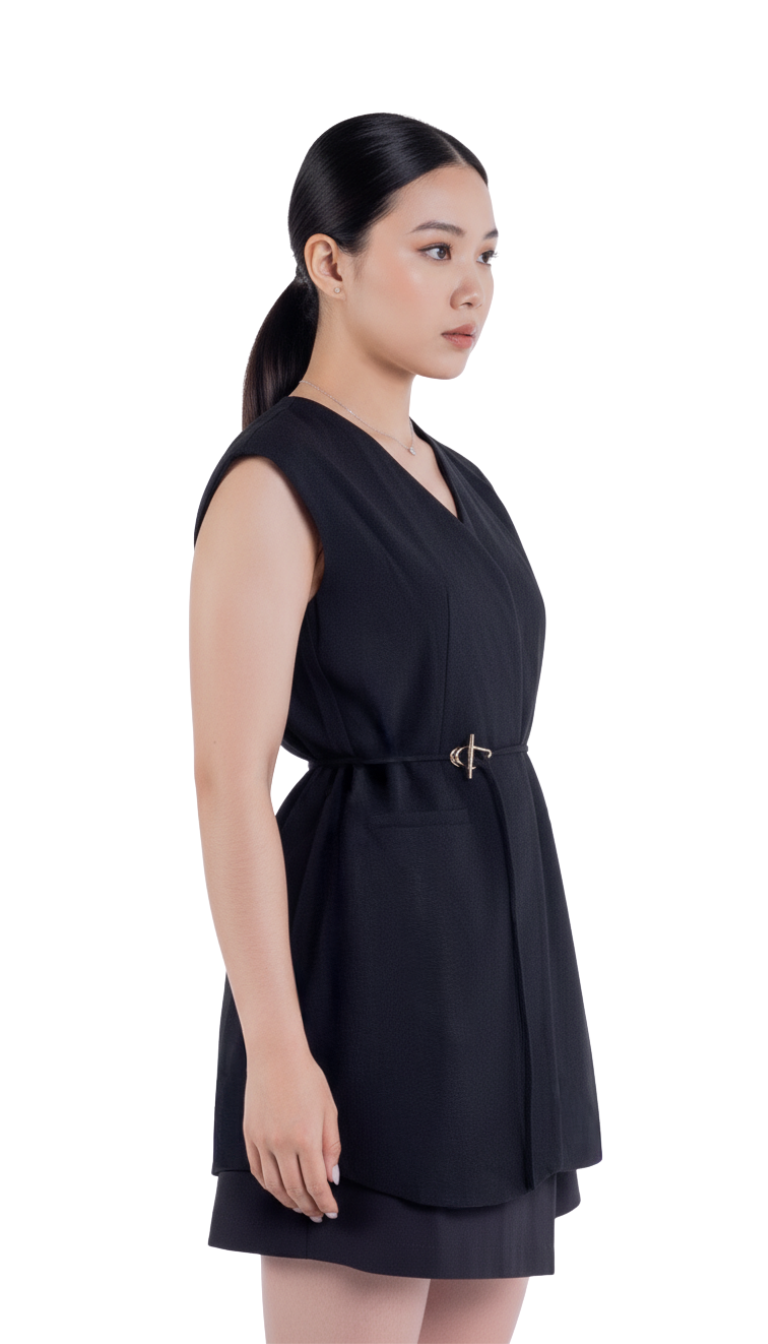 Chaleco negro con amarre lateral en forma de cinto