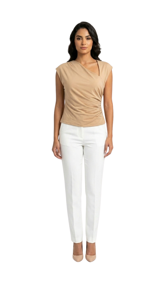 Blusa beige con abertura lateral y plisado a los lados