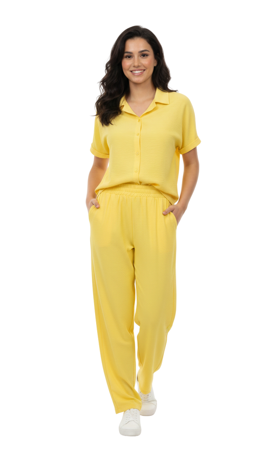 Conjunto amarillo de blusa abotonado y pantalón