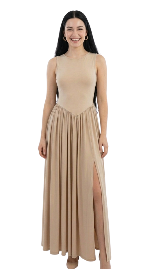 Vestido beige largo con abertura en pierna