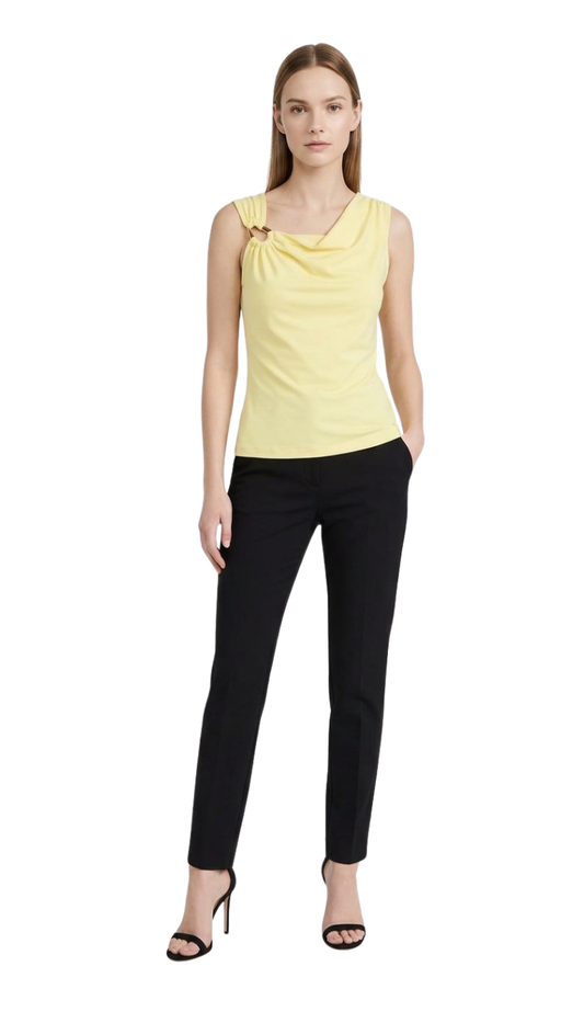 Blusa amarilla con detalle de aro de metal em hombro