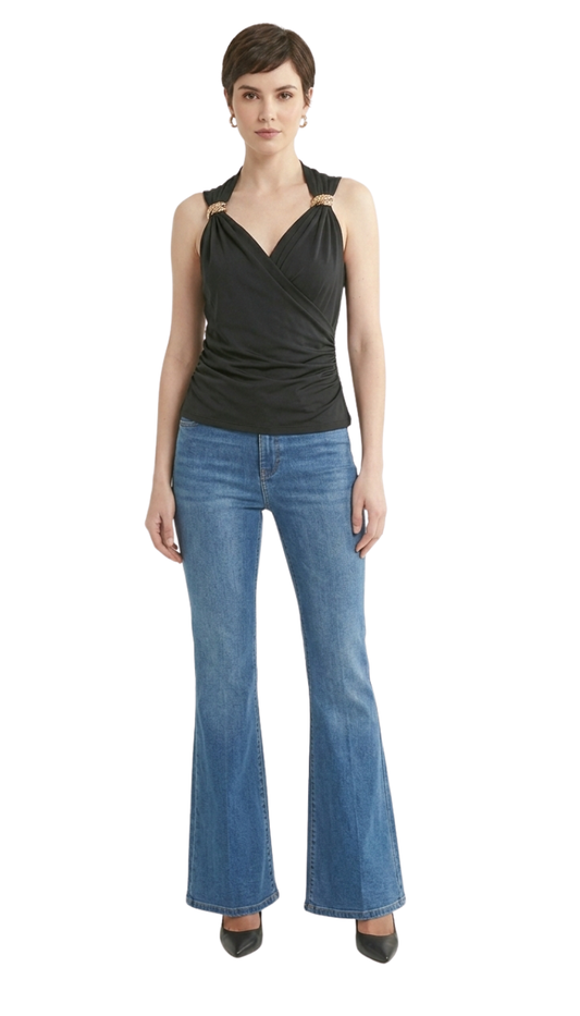 Blusa negra con escote en V, con metales decorativos en tirantes