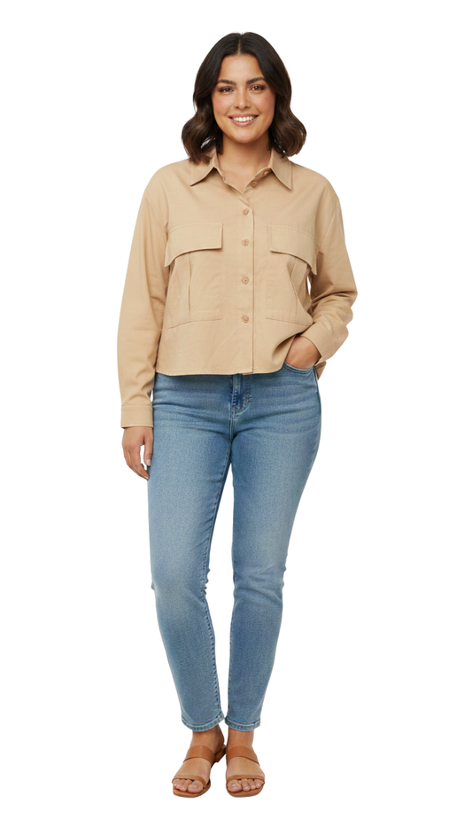 Blusa beige abotonada con bolsas al frente