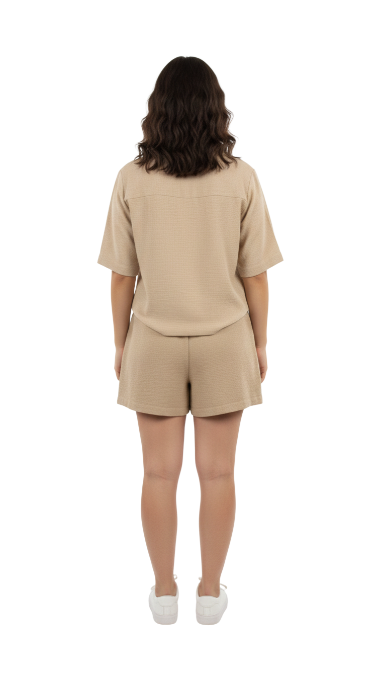 Conjunto beige de blusa abotonada y short con pinzas