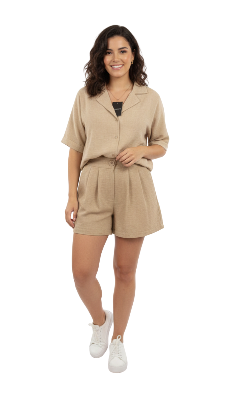 Conjunto beige de blusa abotonada y short con pinzas