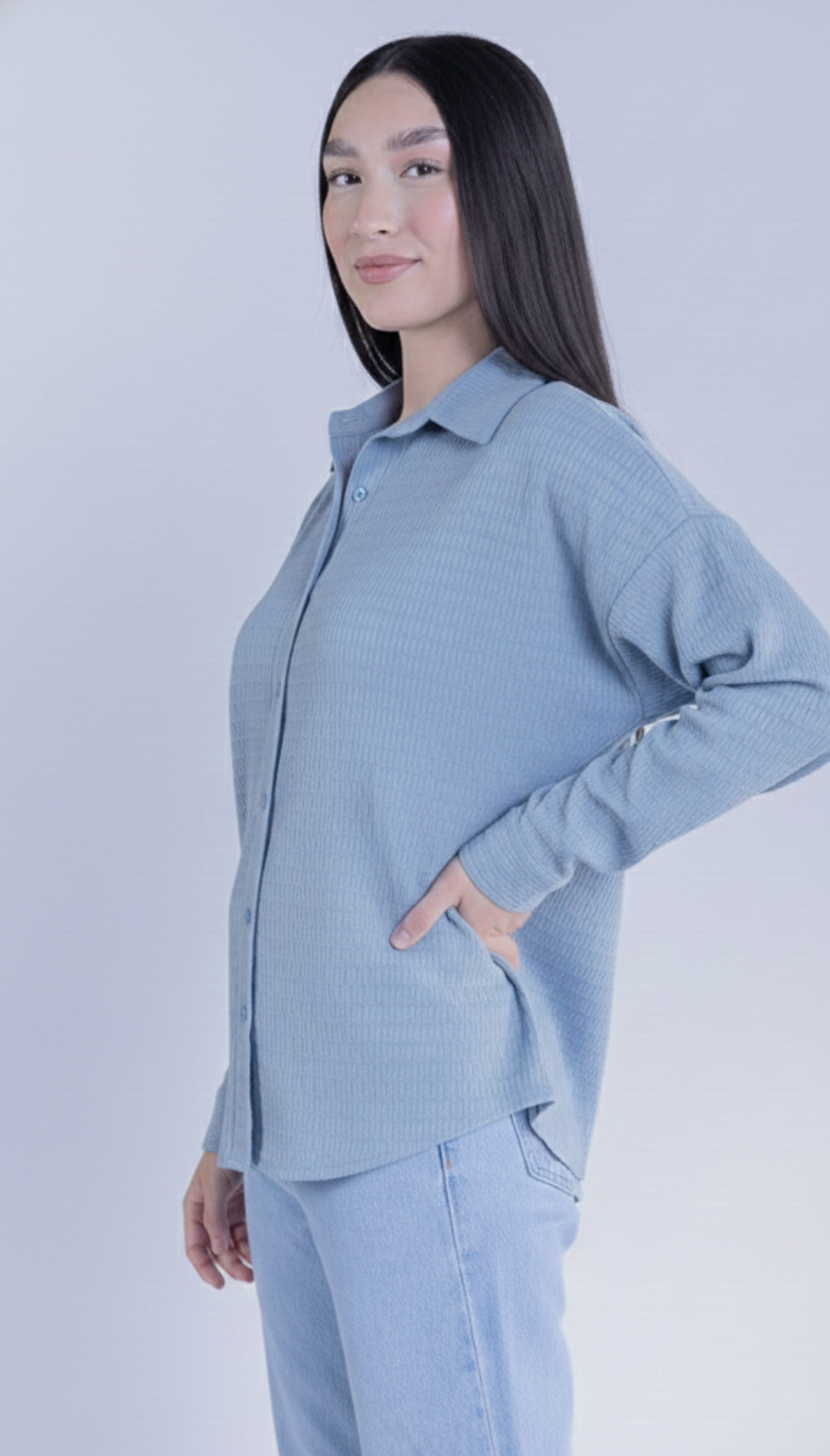 Blusa azul de botones, oversize acanalado de ondas