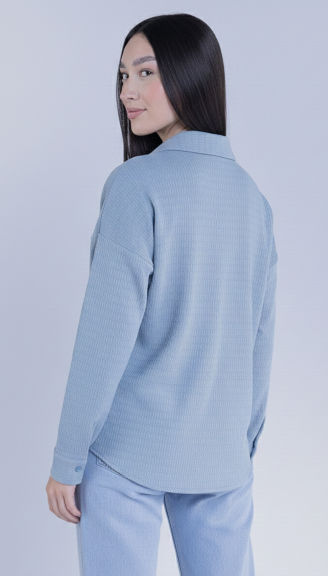 Blusa azul de botones, oversize acanalado de ondas