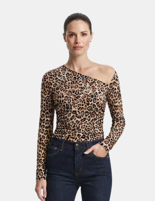 Blusa de animal print con abertura en hombro