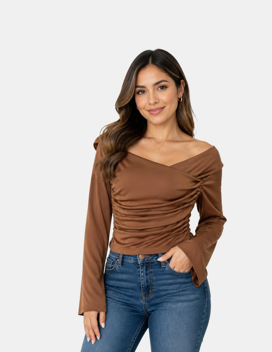 Blusa cruzada con entallado en cintura cafe
