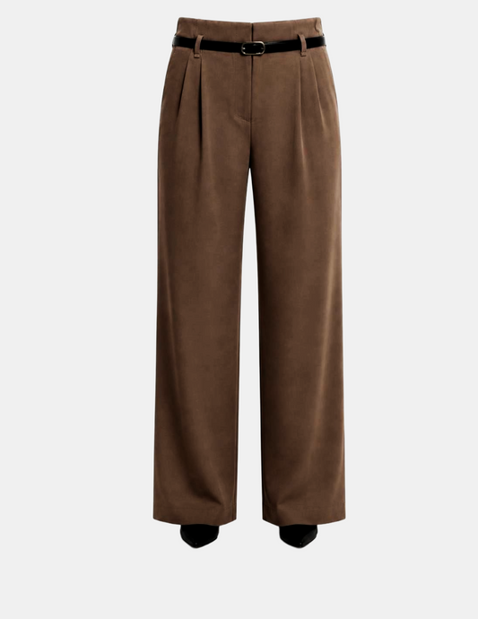 Pantalón cafe con pinzas y cinto