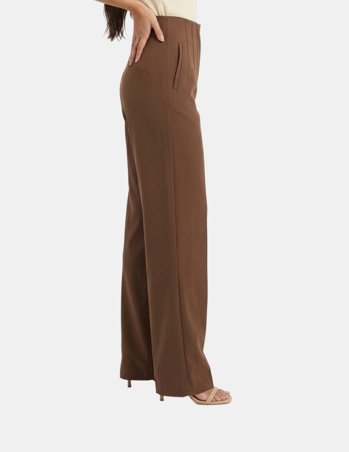 Pantalón cafe con pinzas e imitación bolsas