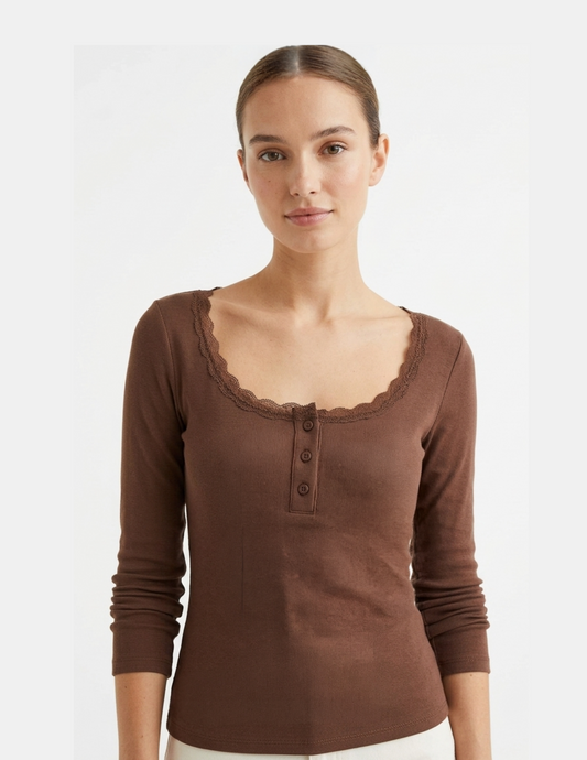 Blusa cafe abotonada con detalle de encaje en cuello