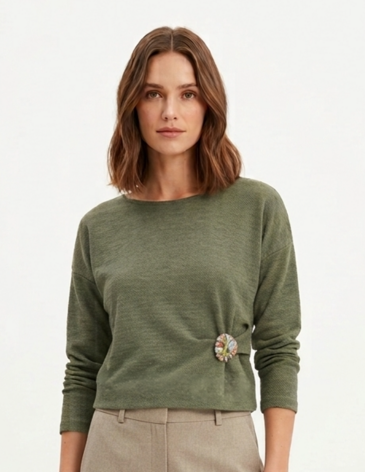 Blusa verde olivo con broche lateral
