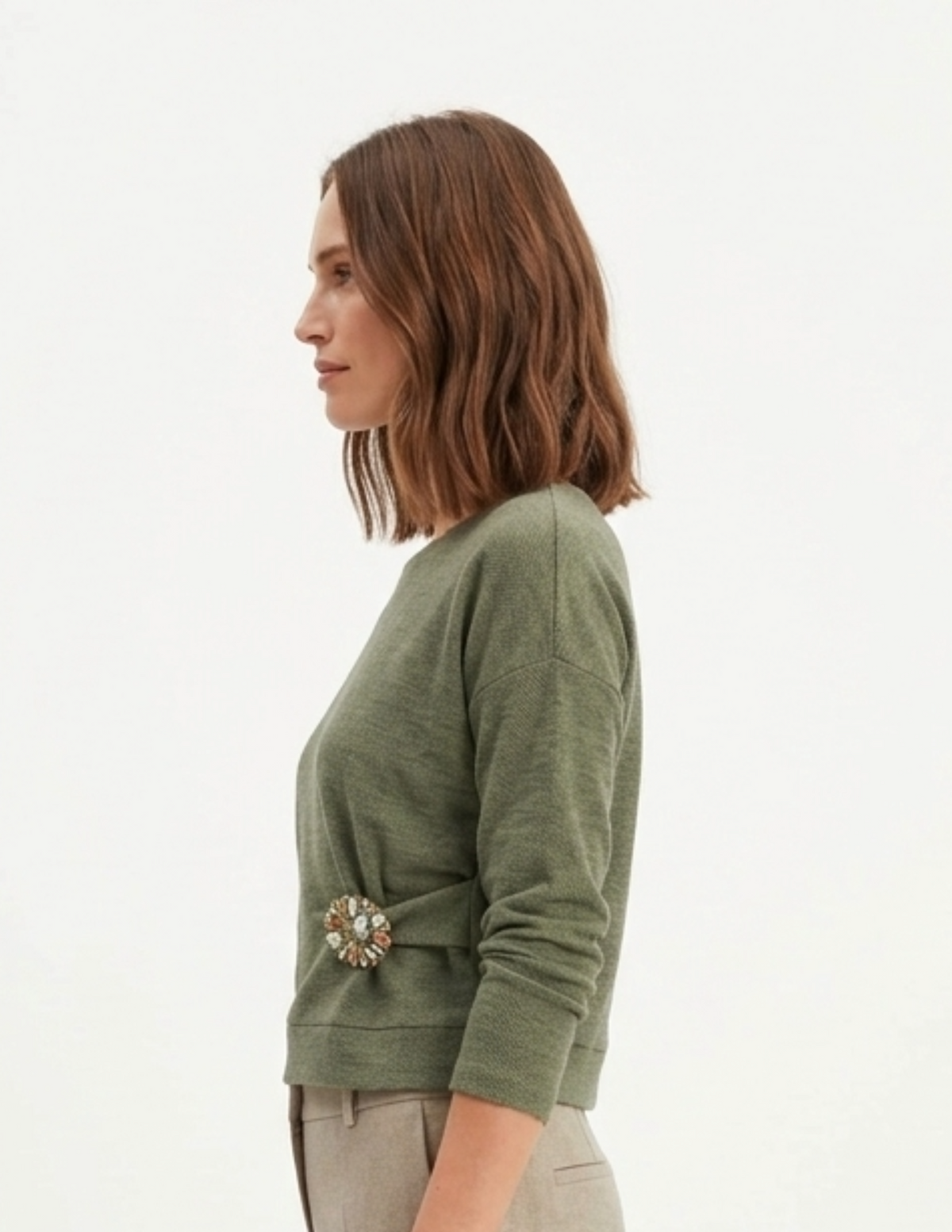 Blusa verde olivo con broche lateral