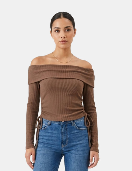 Blusa acanalada cafe con hombro descubierto