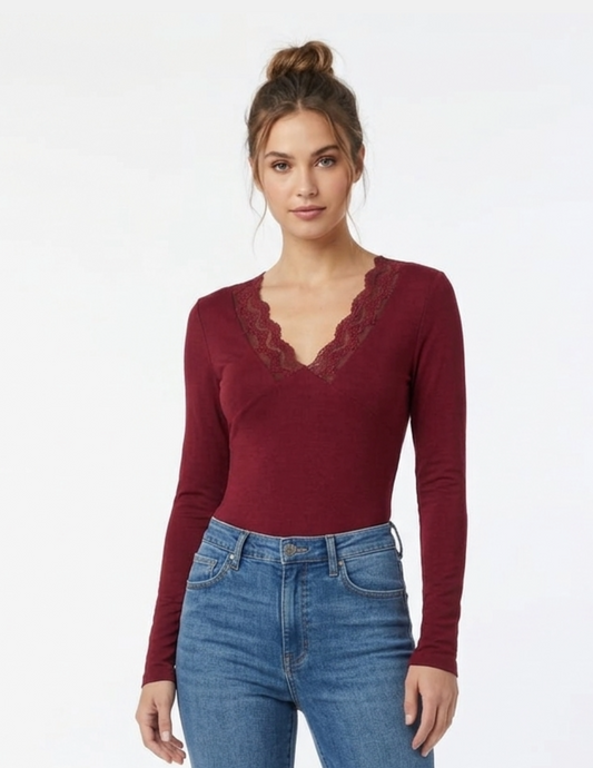 Blusa guinda con escote tipo V de encaje