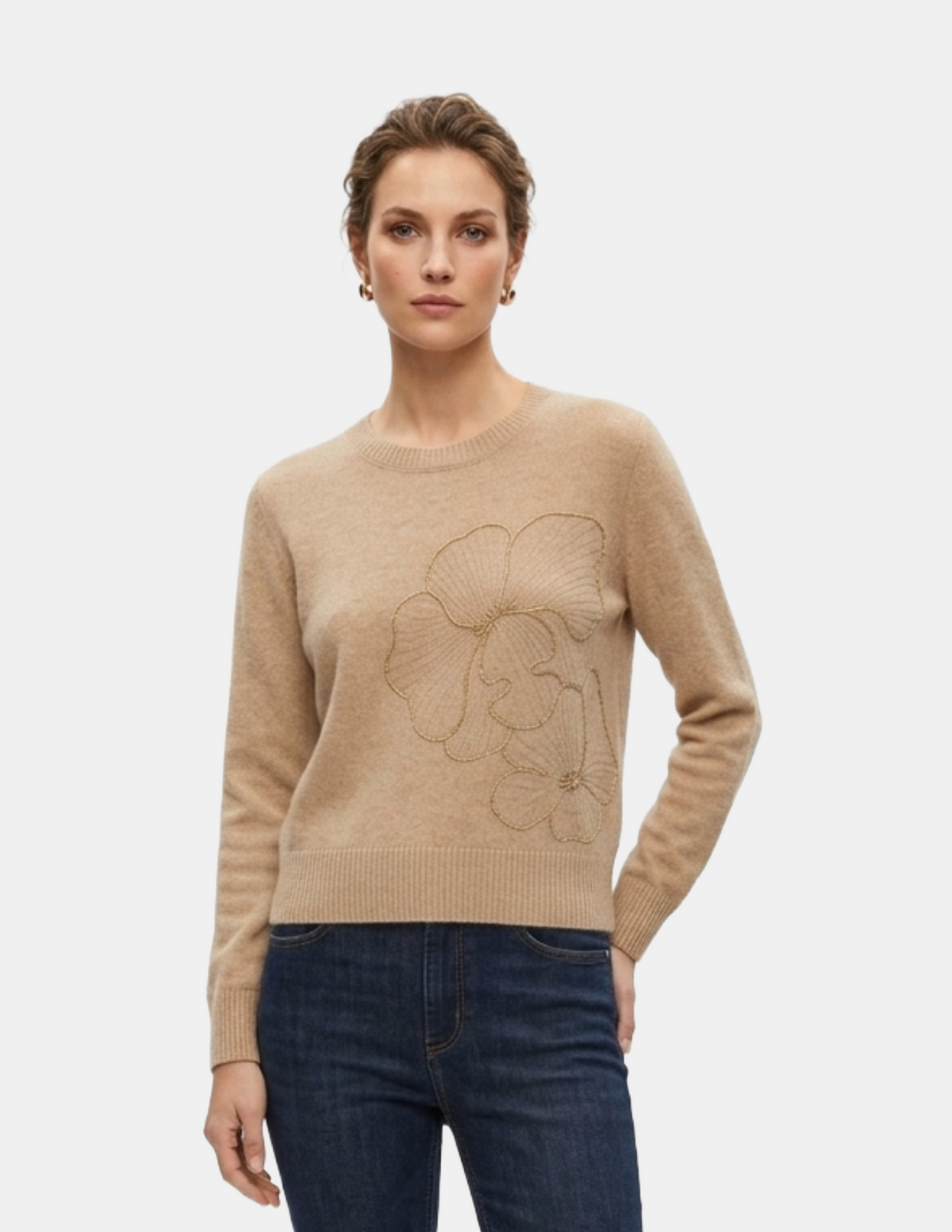 Suéter beige con chaquiras cuello redondo