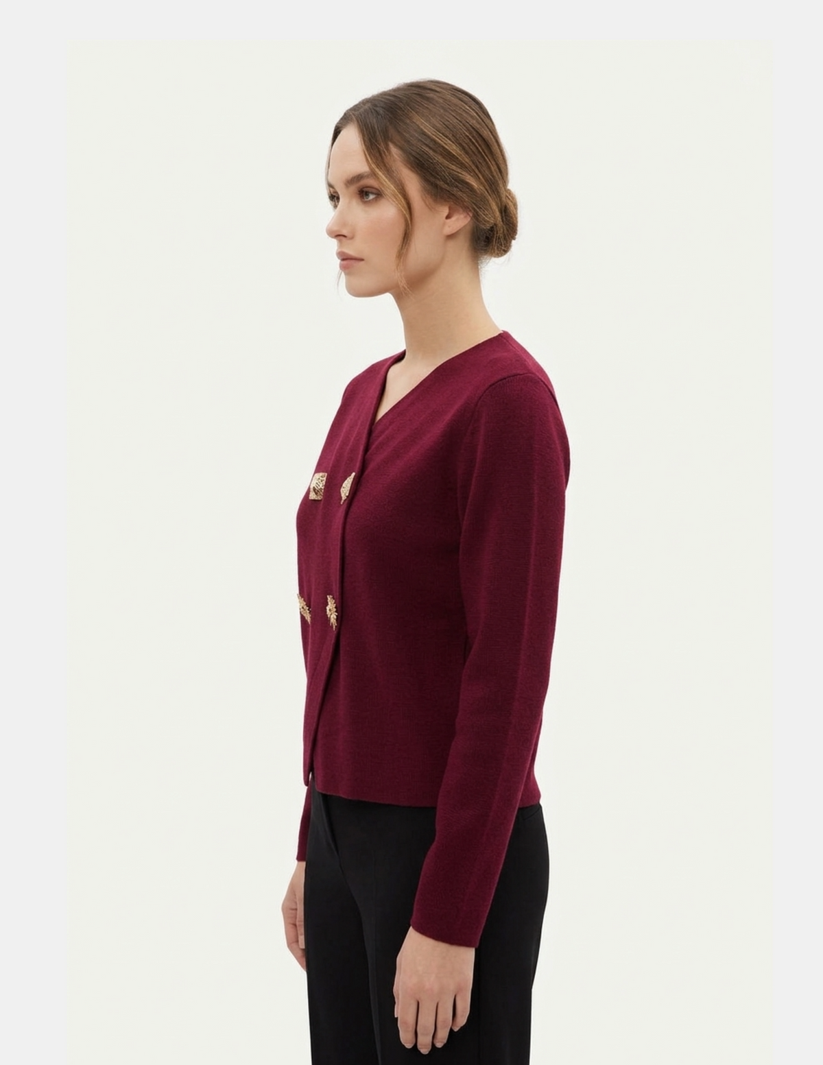 Suéter rojo cruzado con prendedores decorativos