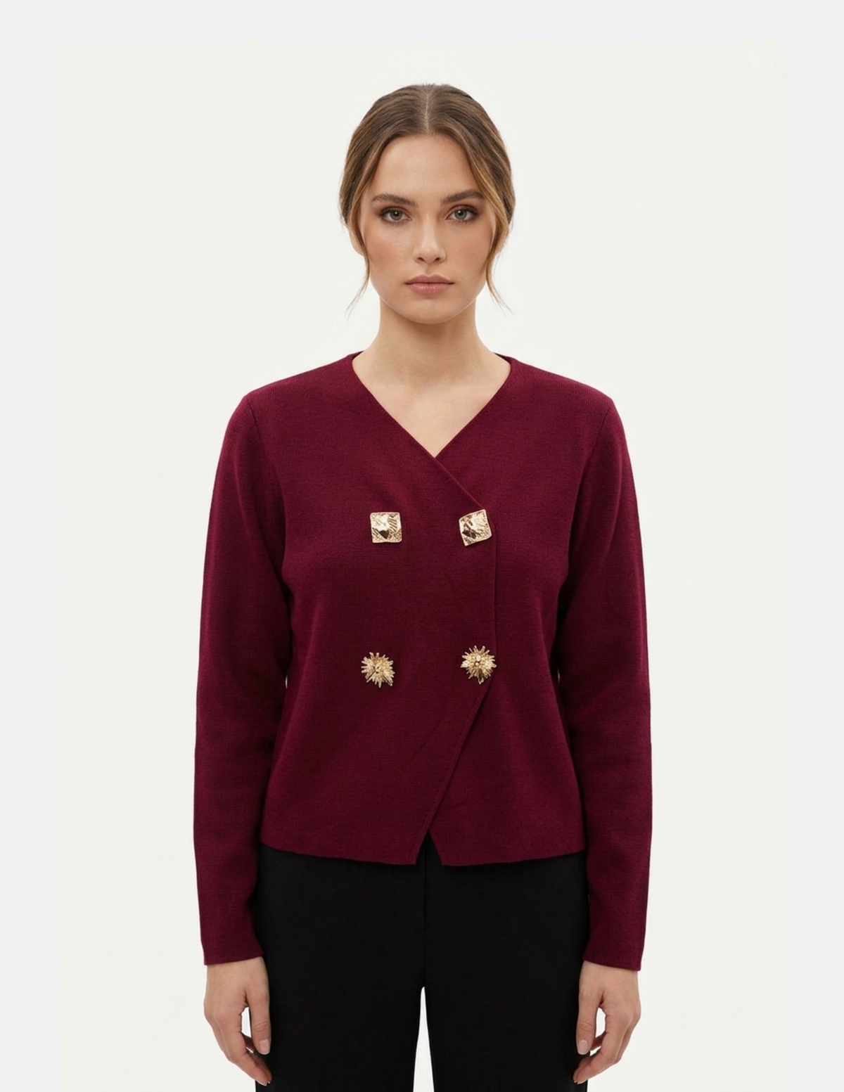Suéter rojo cruzado con prendedores decorativos