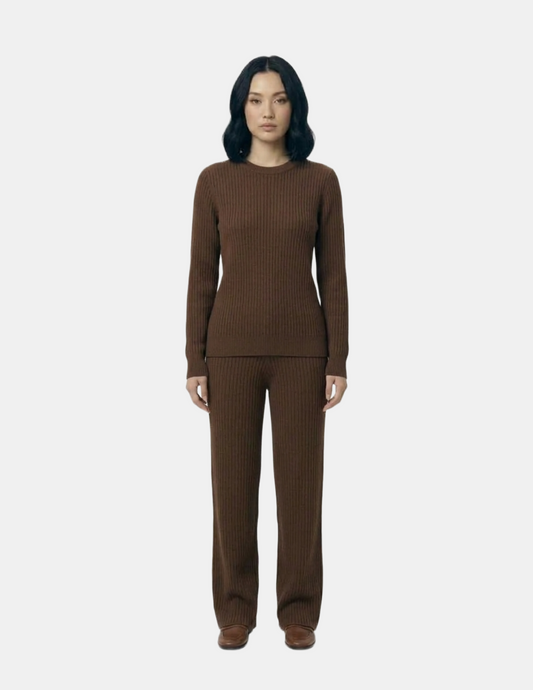 Conjunto cafe con suéter acanalado cuello redondo y pantalonera