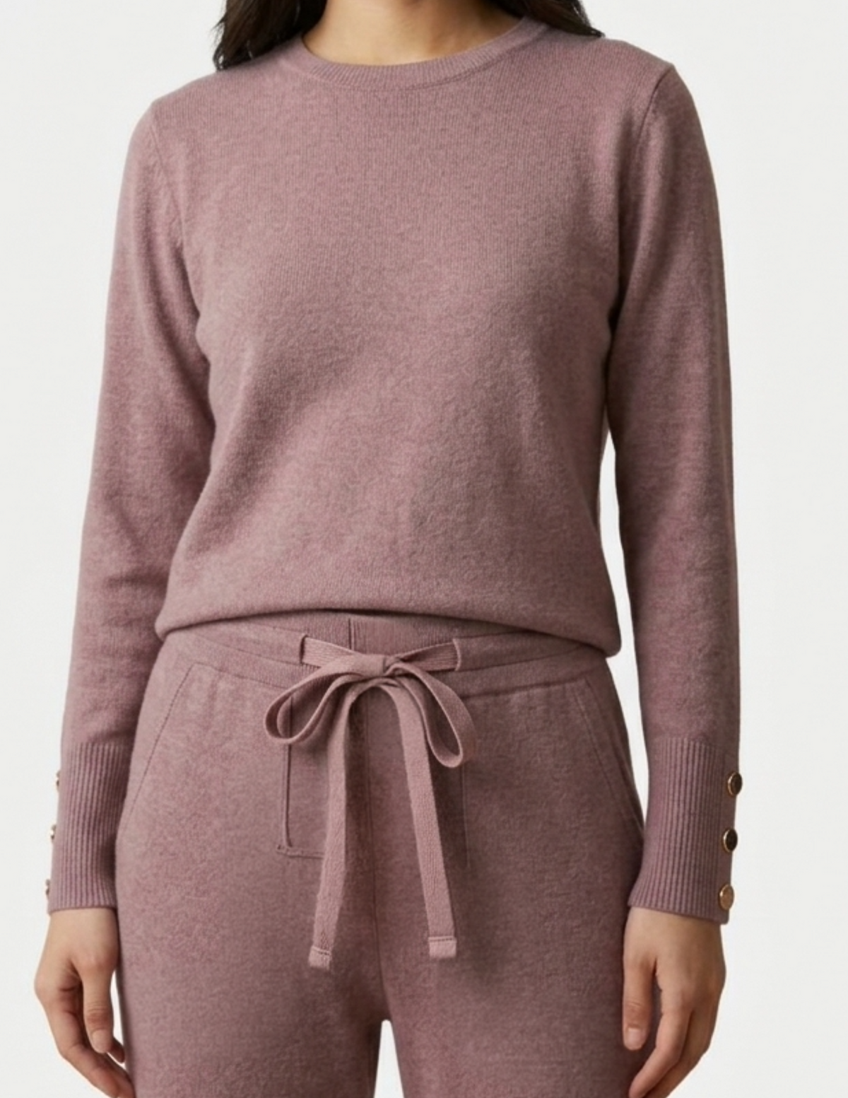 Conjunto rosa de cuello redondo con botones decorativos en mangas