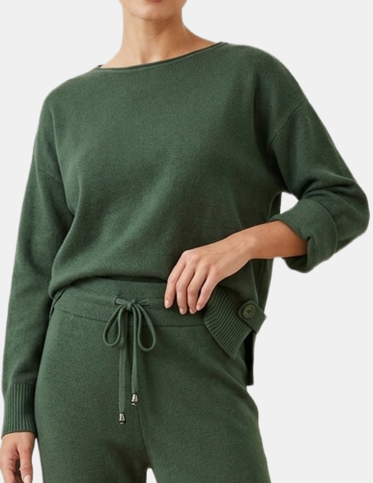 Conjunto verde; Suéter con detalles laterales en cintura y pantalonera con ajuste en cintura