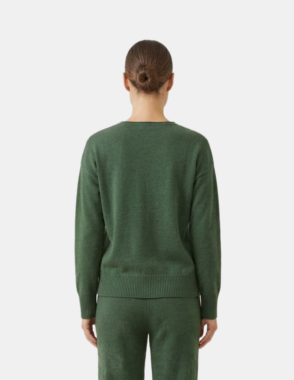 Conjunto verde; Suéter con detalles laterales en cintura y pantalonera con ajuste en cintura