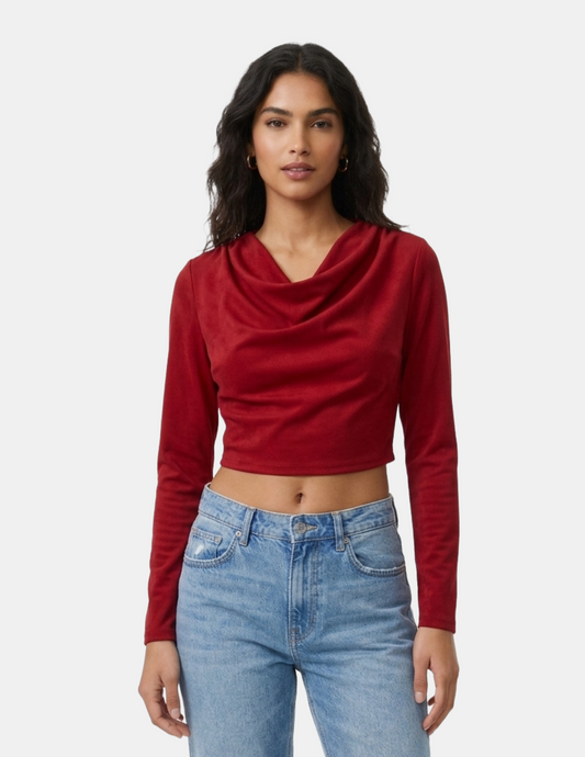 Crop top rojo con cuello holgado tela satinada