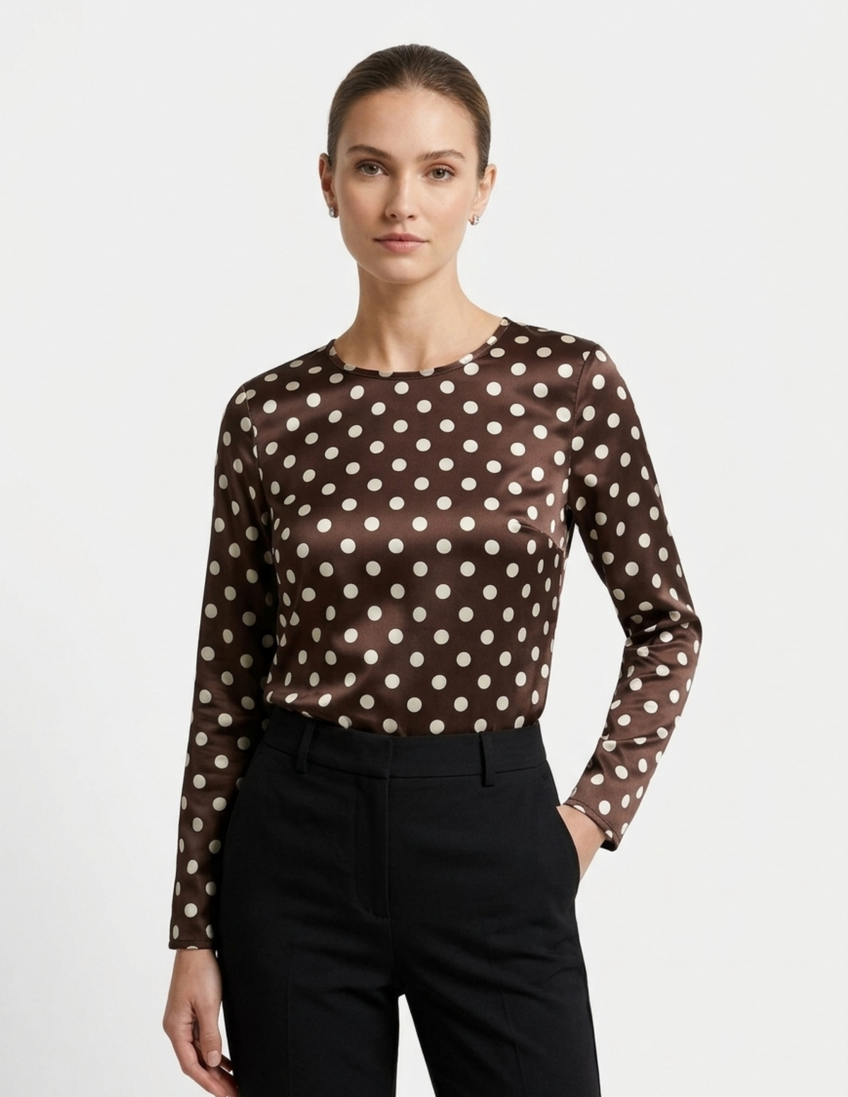 Blusa cafe con puntos beige ligeramente satinada