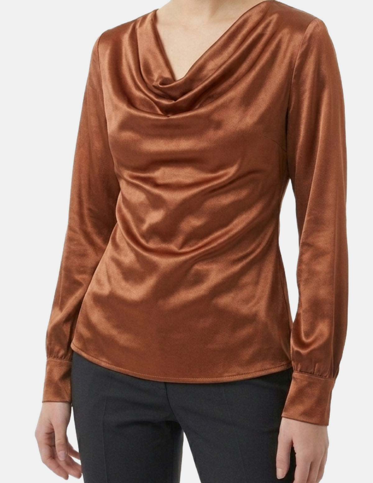 Blusa satinada caffe manga larga con cuello holgado
