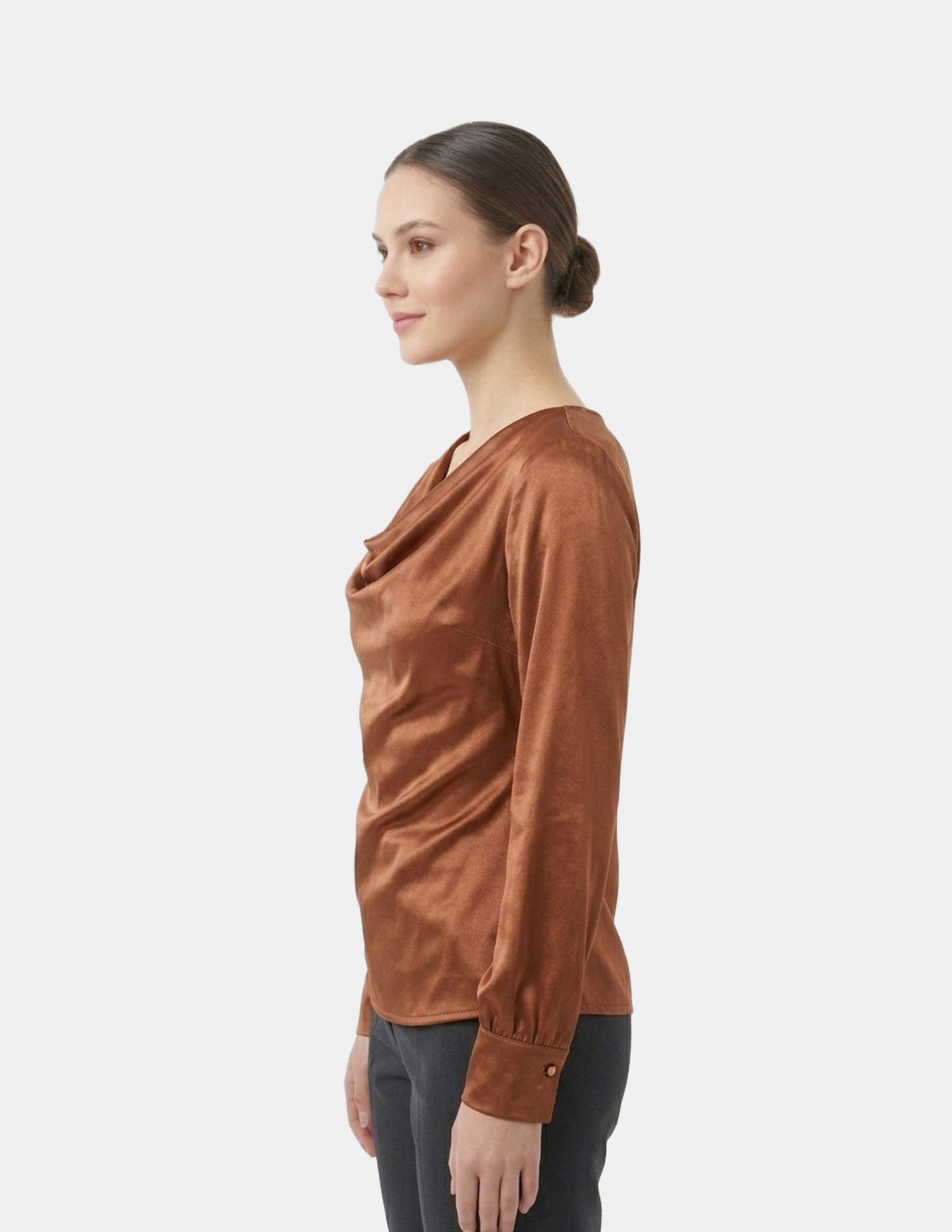 Blusa satinada caffe manga larga con cuello holgado