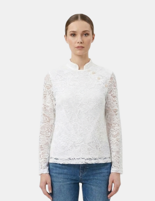 Blusa blanca de encaje con cuello estilo japones