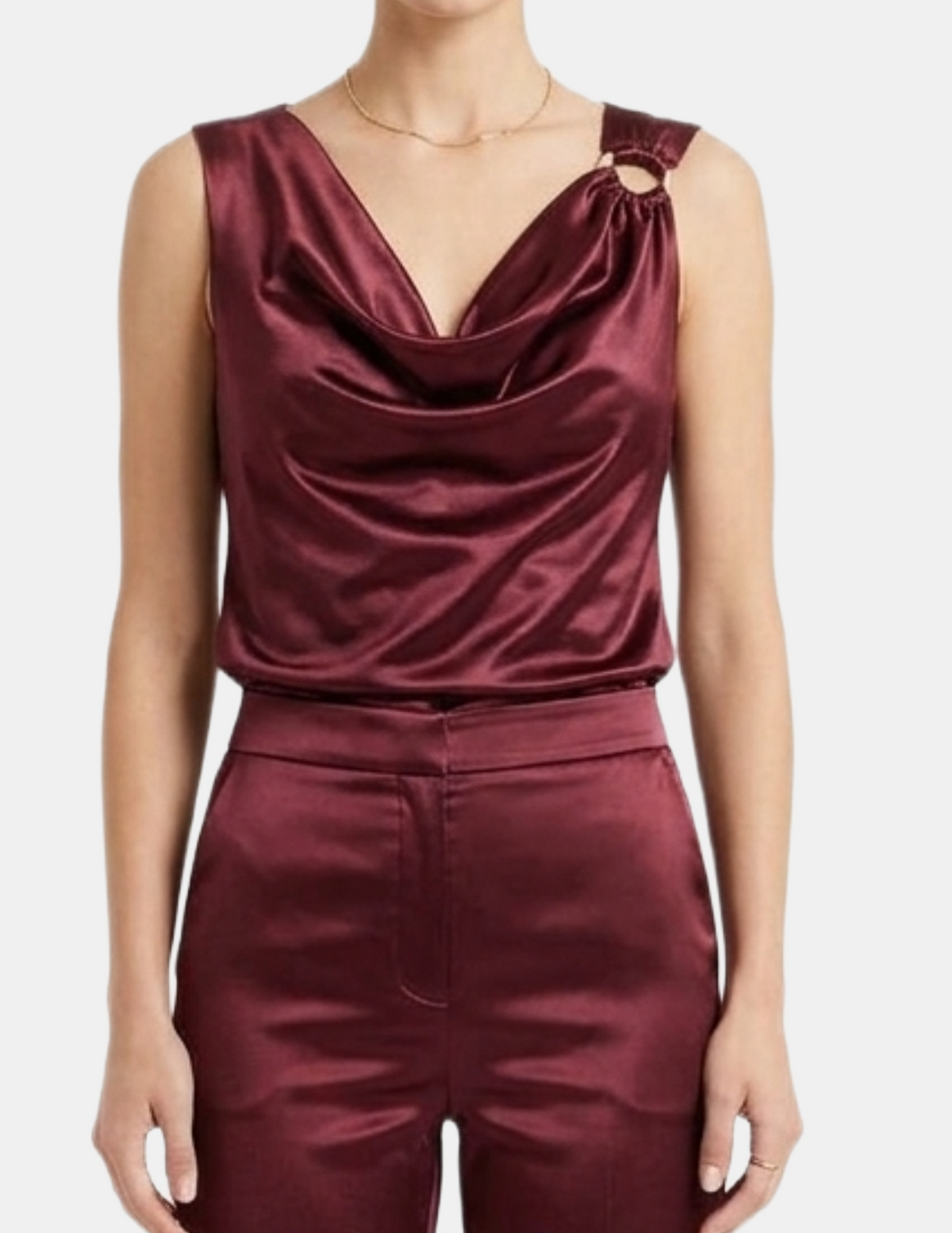 Conjunto guinda de blusa y pantalón satinado