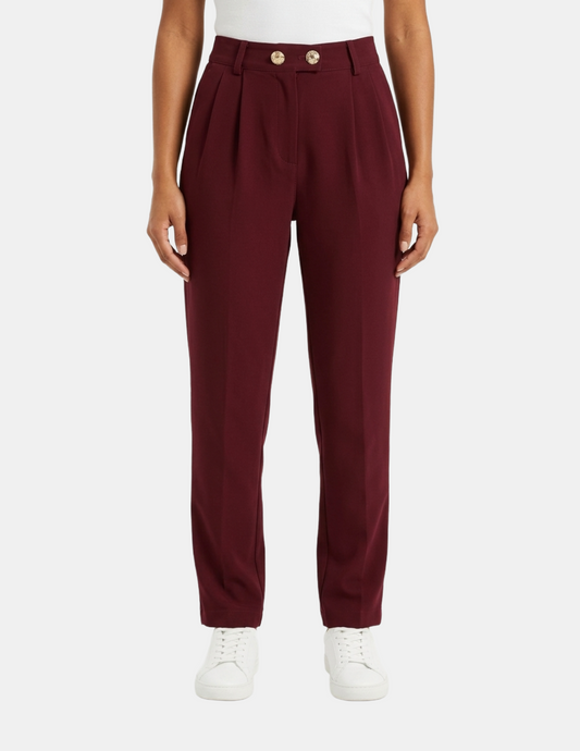 Pantalón guinda estilo trouser con botones decorativos