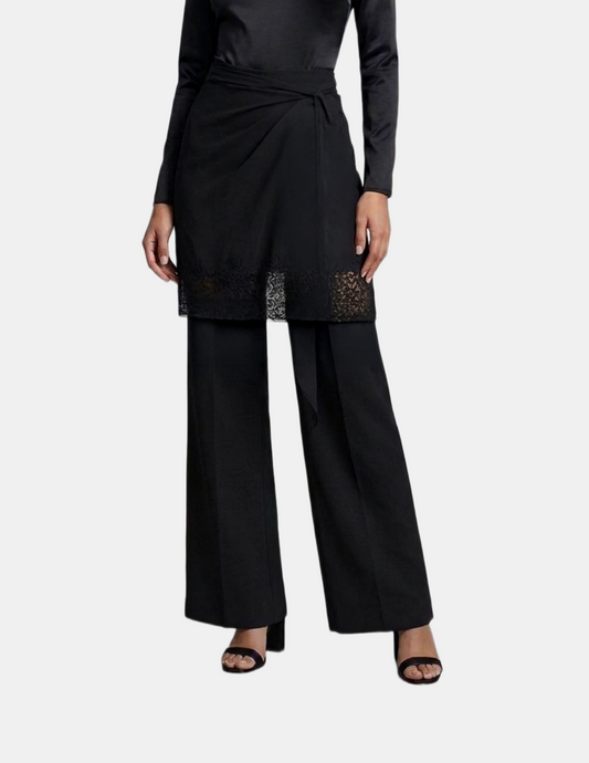 Pantalón negro con detalle de pareo con encaje