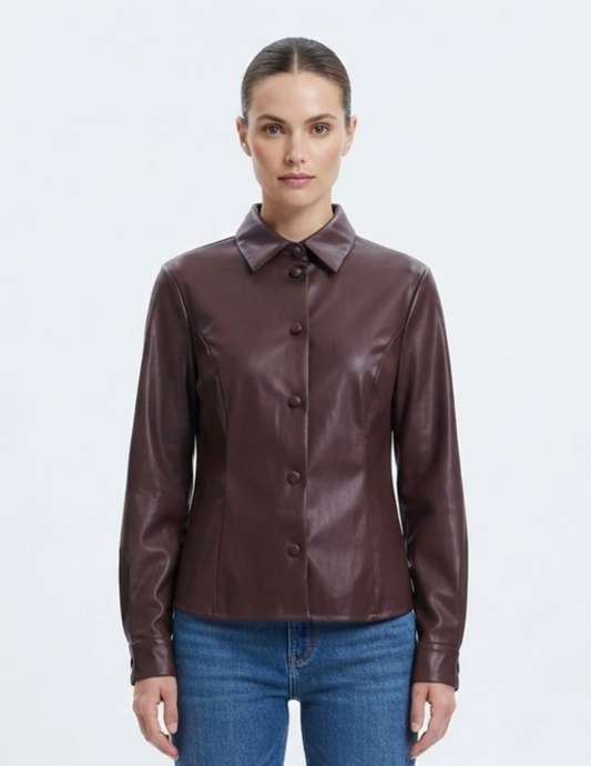 Blusa color vino abotonada de vinipiel