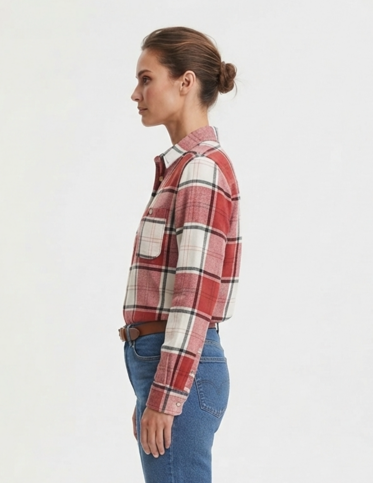 Blusa blanca con cuadros rojos abotonada