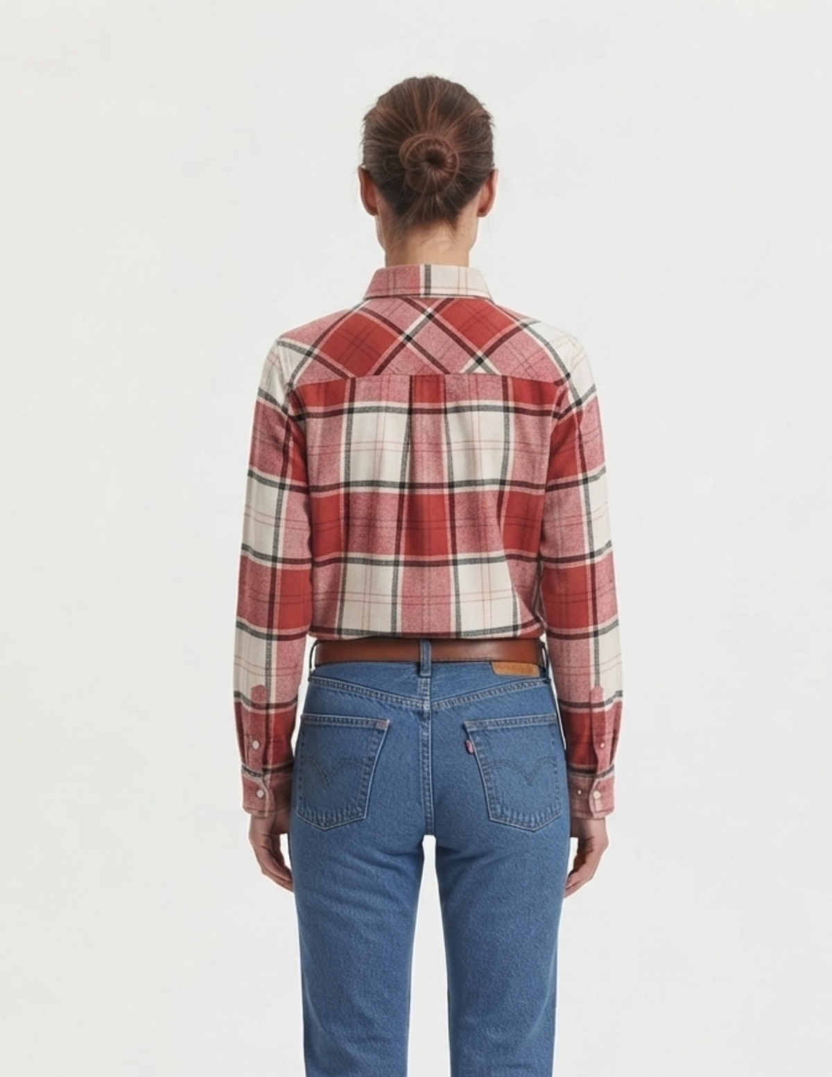 Blusa blanca con cuadros rojos abotonada
