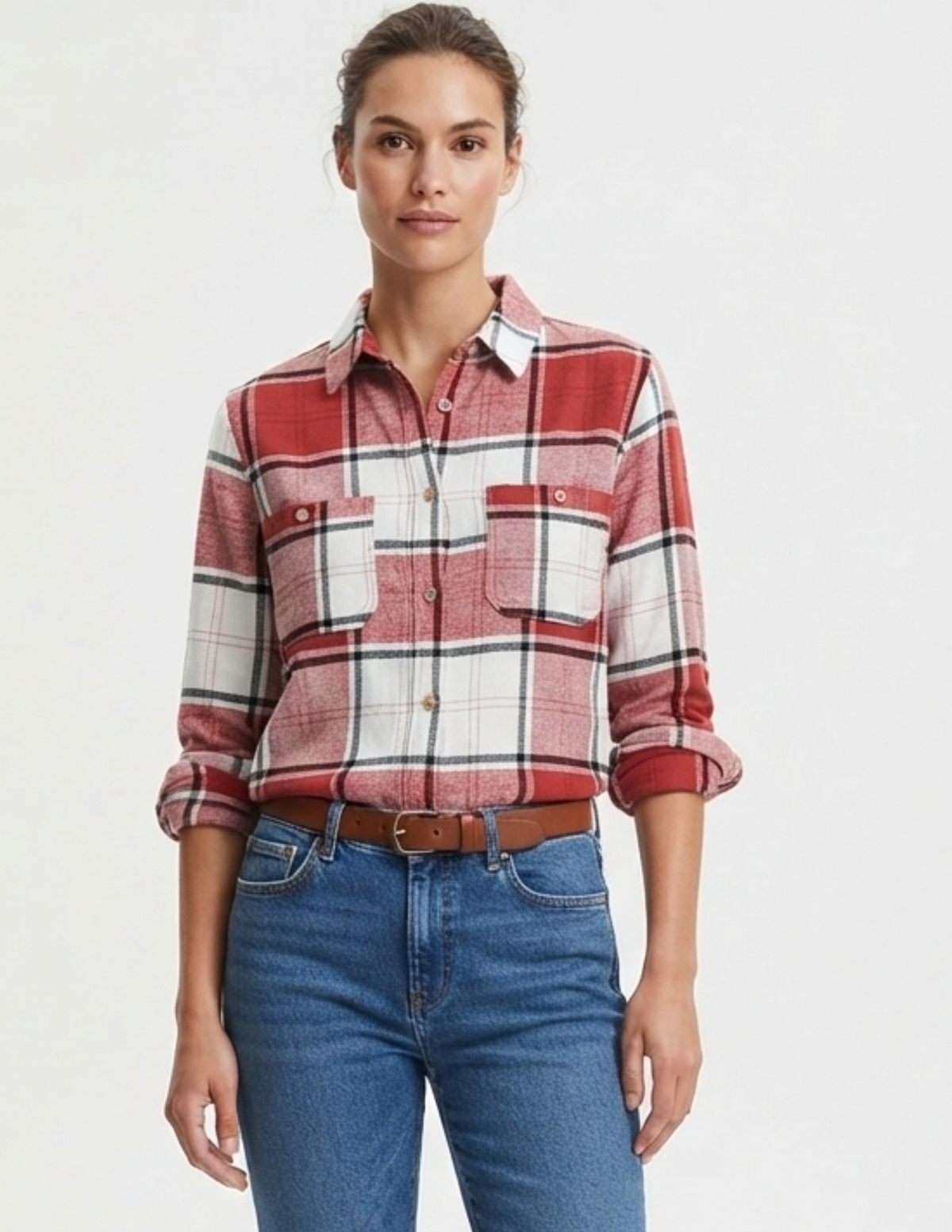 Blusa blanca con cuadros rojos abotonada