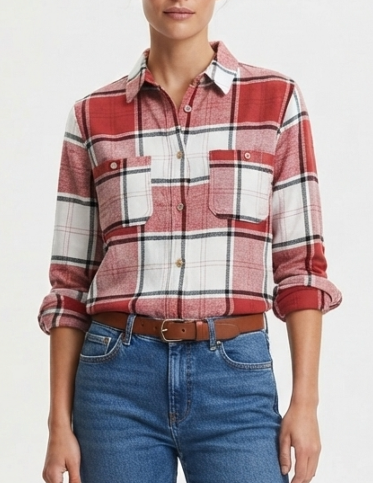 Blusa blanca con cuadros rojos abotonada