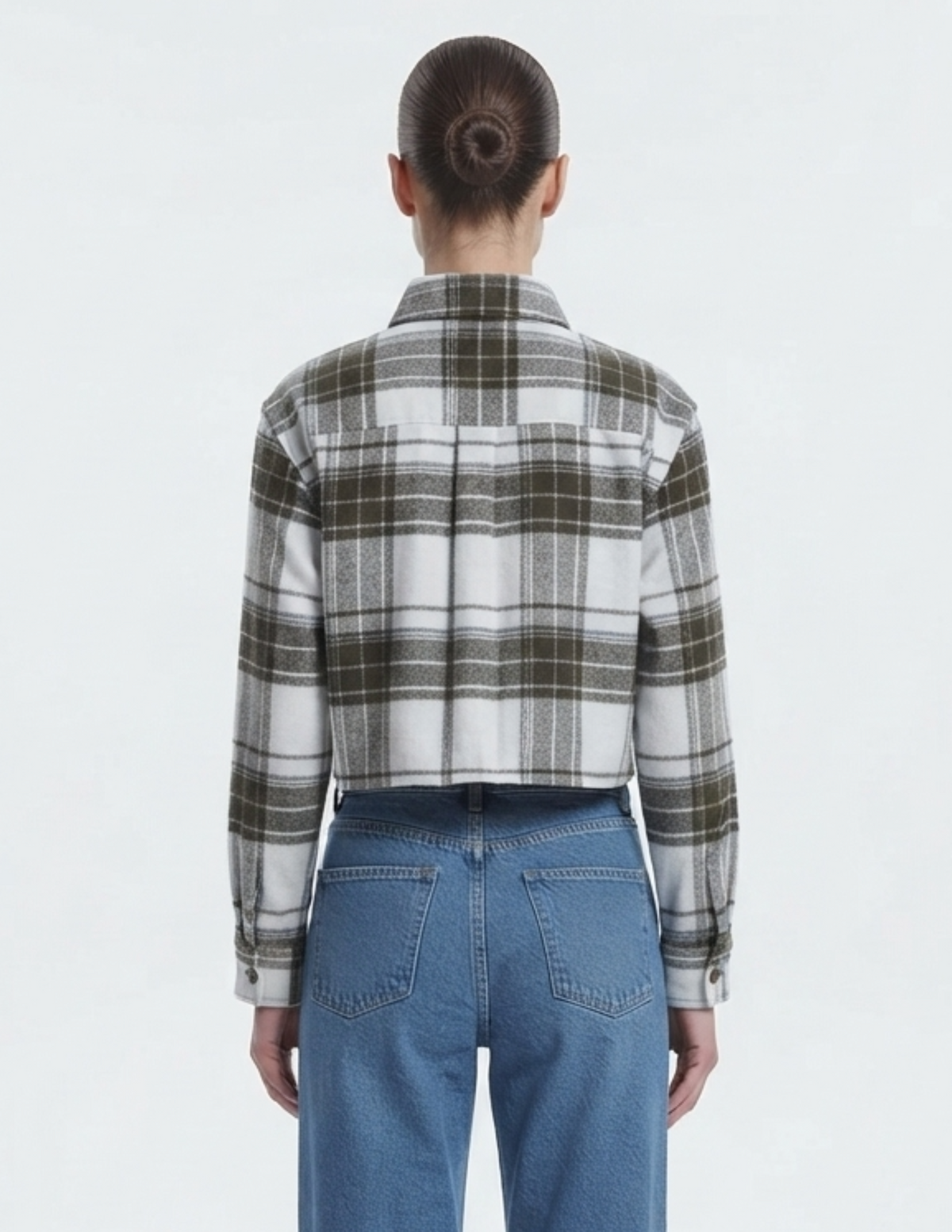 Blusa blanca con cuadros cafes abotonada