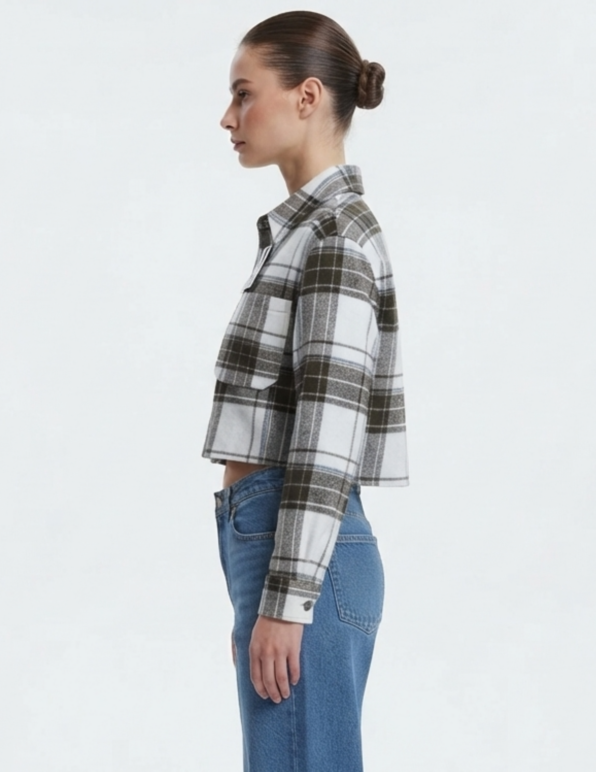 Blusa blanca con cuadros cafes abotonada